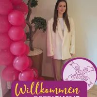 Eine Frau steht neben Luftballons