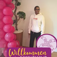 Eine Frau steht neben Luftballons