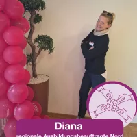 Eine Frau steht neben Luftballons