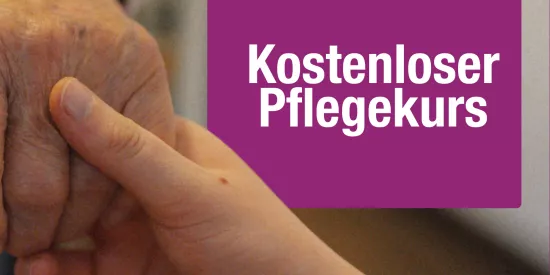 Hand wird gehalten mit Text "Kostenloser Pflegekurs"